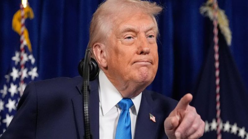 Presiden AS Donald Trump menyampaikan pernyataan soal Venezuela dalam konferensi pers di Mar-a-Lago, Florida.