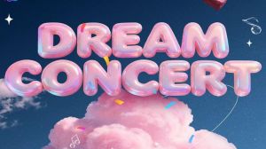 Ilustrasi “Dream Concert” dengan huruf balon berwarna pink di atas latar langit dan awan, melambangkan acara konser K-pop berskala internasional.