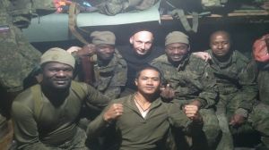 Foto yang beredar menunjukkan eks anggota Brimob Polda Aceh Bripda Muhammad Rio bersama pria berseragam militer yang diduga tentara bayaran Rusia.