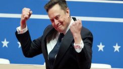 Elon Musk menghadiri acara Tesla di Texas setelah Mahkamah Agung Delaware mengembalikan paket sahamnya senilai $139 miliar.