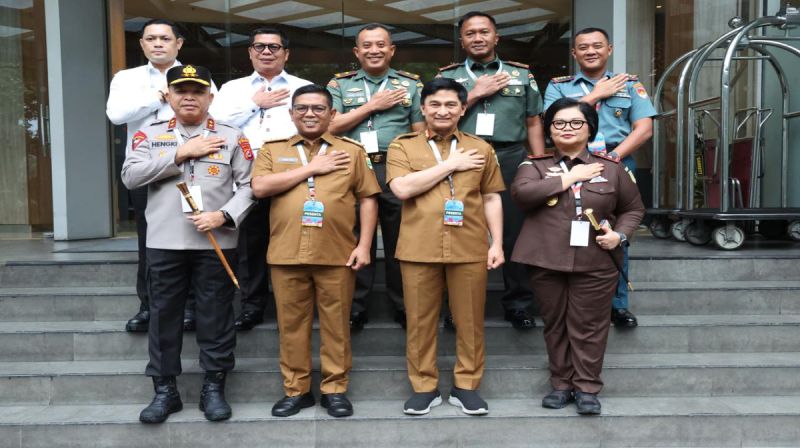 Gubernur Banten Andra Soni dan Wakil Gubernur Banten Achmad Dimyati Natakusumah berfoto bersama Forkopimda Banten usai mengikuti arahan Presiden Prabowo Subianto di Sentul, Bogor, Jawa Barat.