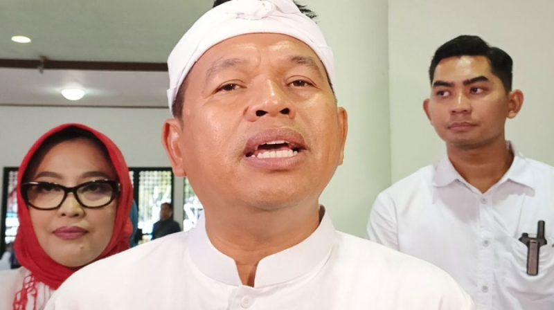 Gubernur Jawa Barat Dedi Mulyadi berbicara kepada wartawan usai rapat dewan pengupahan di Gedung Sate, Bandung, Rabu, 24 Desember 2025. Foto: Dok Hallonews.