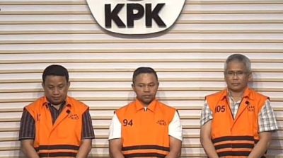 Gubernur Riau Abdul Wahid (tengah) mengenakan rompi orange setelah ditetapkan tersangka oleh penyidik KPK. (Dok KPK)