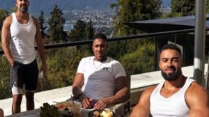 Anthony Joshua bersama teman dekatnya Sina Ghami dan Latif Ayodele sebelum kecelakaan mobil di Nigeria