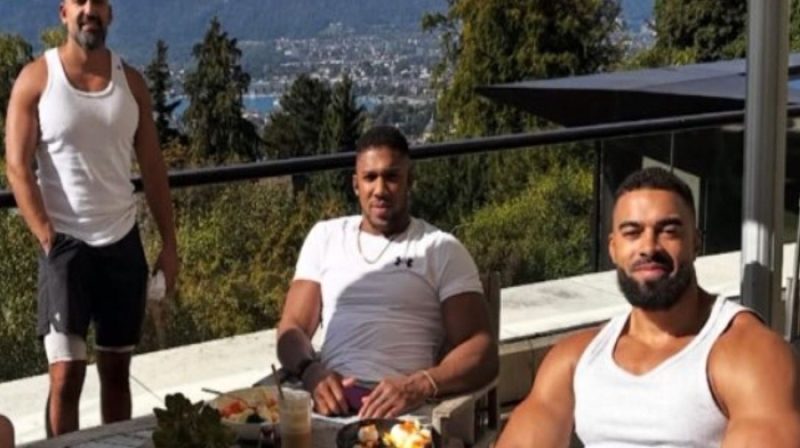 Anthony Joshua bersama teman dekatnya Sina Ghami dan Latif Ayodele sebelum kecelakaan mobil di Nigeria