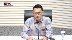 KPK mengumumkan penetapan tersangka OTT kasus suap restitusi pajak KPP Madya Banjarmasin.
