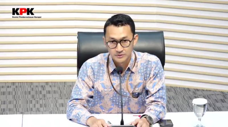 KPK mengumumkan penetapan tersangka OTT kasus suap restitusi pajak KPP Madya Banjarmasin.