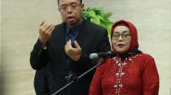 Kakak Marsinah, Marsini, di Mabes Polri, Jakarta Selatan, Senin (10/11/2025).(Dok Polri)