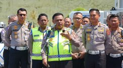 Kakorlantas memberi arahan