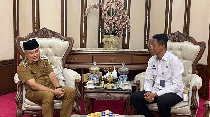 Kepala Lembaga Pemasyarakatan (lapas) Kelas IIA Kuningan, Sukarno Ali lakukan audiensi dengan Bupati Kuningan Dian Rachmat Yanuar (Dok Lapas Kuningan)