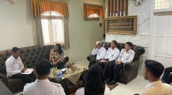 Kalapas Kuningan Sukarno Ali menerima kunjungan Tim Ombudsman Jawa Barat dalam rangka penilaian penyelenggaraan pelayanan publik dan potensi maladministrasi, Selasa (11/11). (Dok Lapas Kuningan)