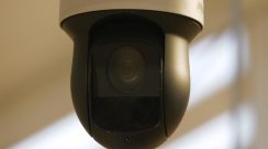 Kamera pengenalan wajah Facewatch memantau pengunjung di pintu masuk toko ritel Inggris. Foto: Dok Hallonews.