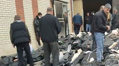 Kantong jenazah di luar Pusat Medis Forensik Kahrizak, Teheran, saat keluarga korban menunggu identifikasi di tengah protes Iran.