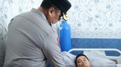 Kapolda Babel Irjen Viktor Sihombing mengunjungi personelnya yang sedang sakit (Dok Humas Polda Babel)
