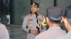 Kapolres Metro Tangerang Kota, Kombes Dr. Raden Muhammad Jauhari, memimpin apel Operasi Cipta Kondisi Patroli Skala Besar (HALLONEWS/Kevin)