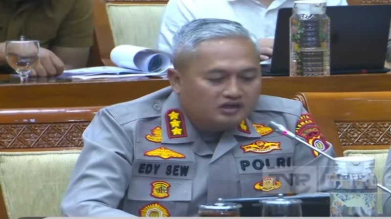 Kapolres Sleman Kombes Pol. Edy Setyanto Erning Wibowo menyampaikan permintaan maaf di hadapan Komisi III DPR RI saat rapat dengar pendapat di Senayan terkait polemik kasus penjambretan Sleman, 28 Januari 2026.