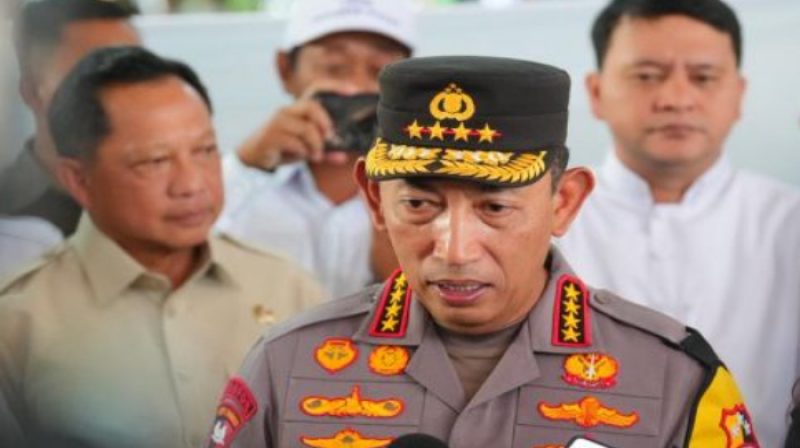 Kapolri Jenderal Polisi Listyo Sigit Prabowo memberikan keterangan kepada pers usai meninjau pelaksanaan misa malam Natal di Gereja Katedral, Jakarta, Rabu (24/12/2025). Foto: Divisi Humas Polri for Hallonews