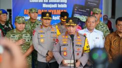 Kapolri Jenderal Pol. Listyo Sigit Prabowo meninjau Stasiun Tawang, Semarang, memastikan kesiapan aparat dan sarana menghadapi potensi bencana jelang Nataru 2025.