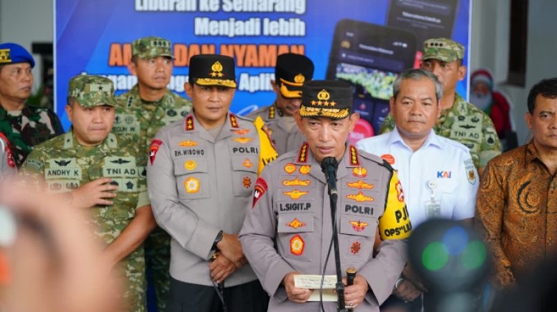 Kapolri Jenderal Pol. Listyo Sigit Prabowo meninjau Stasiun Tawang, Semarang, memastikan kesiapan aparat dan sarana menghadapi potensi bencana jelang Nataru 2025.