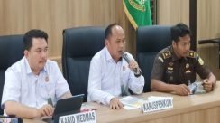 Kapuspenkum Kejagung Anang Supriatna menyampaikan konferensi pers pengungkapan empat kasus korupsi terbesar 2025 di Jakarta.