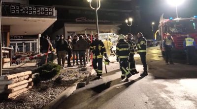 Petugas darurat bekerja di lokasi kebakaran bar Le Constellation, Crans-Montana, Swiss, setelah tragedi Tahun Baru yang menewaskan puluhan orang.