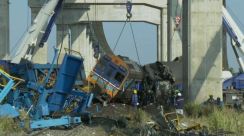 Petugas penyelamat bekerja di lokasi kecelakaan KA di Nakhon Ratchasima, Thailand, akibat benturan dengan derek di proyek kereta cepat.