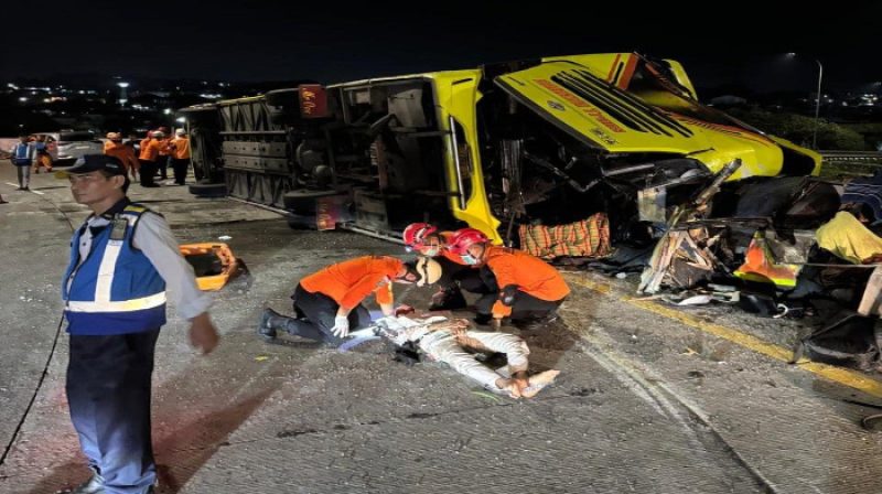 Evakuasi korban bus Cahaya Trans terguling di exit tol Krapyak Semarang oleh tim SAR gabungan