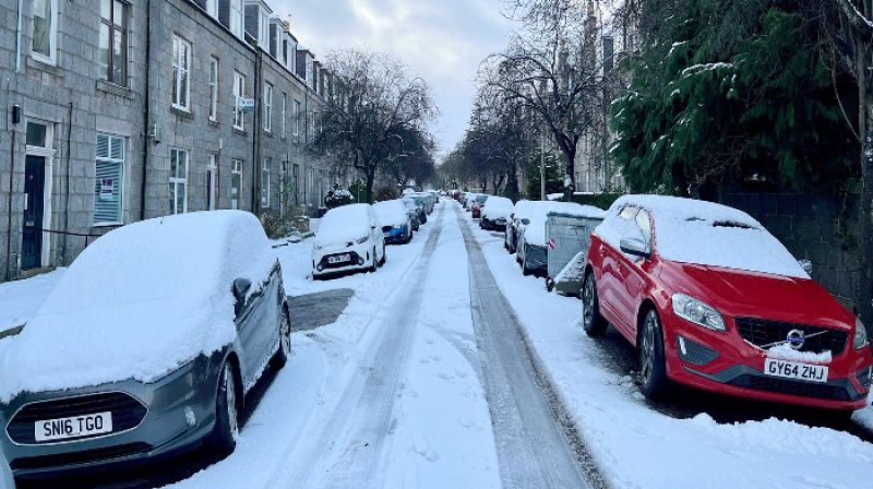 Kendaraan tertutup salju di dataran tinggi Skotlandia saat gelombang dingin Arktik melanda Inggris, Jumat (2/1/2026).