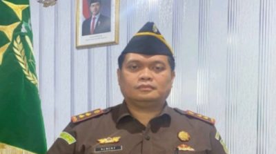 Petugas KPK mengawal Kepala Kejaksaan Negeri Hulu Sungai Utara Albertinus Napitupulu saat tiba di Gedung Merah Putih KPK