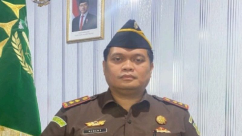 Petugas KPK mengawal Kepala Kejaksaan Negeri Hulu Sungai Utara Albertinus Napitupulu saat tiba di Gedung Merah Putih KPK