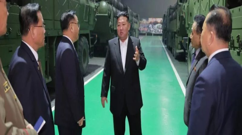Kim Jong-un tinjau industri MLRS