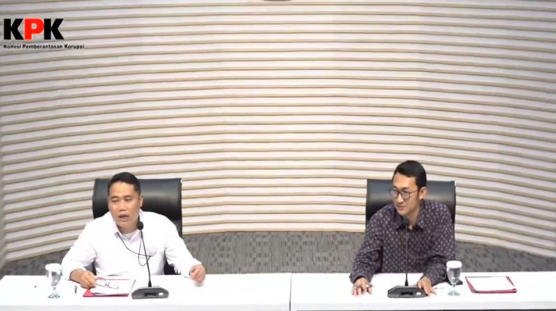 Asep Guntur Rahayu dan Budi Prasetyo menyampaikan konferensi pers KPK terkait OTT dugaan pemerasan pengisian perangkat desa di Kabupaten Pati.