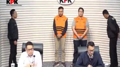 Plt Deputi Penindakan dan Eksekusi KPK Asep Guntur Rahayu didampingi Juru Bicara KPK Budi Prasetyo saat konferensi pers pengungkapan dugaan pemerasan Kajari Hulu Sungai Utara di Gedung Merah Putih KPK, Jakarta.