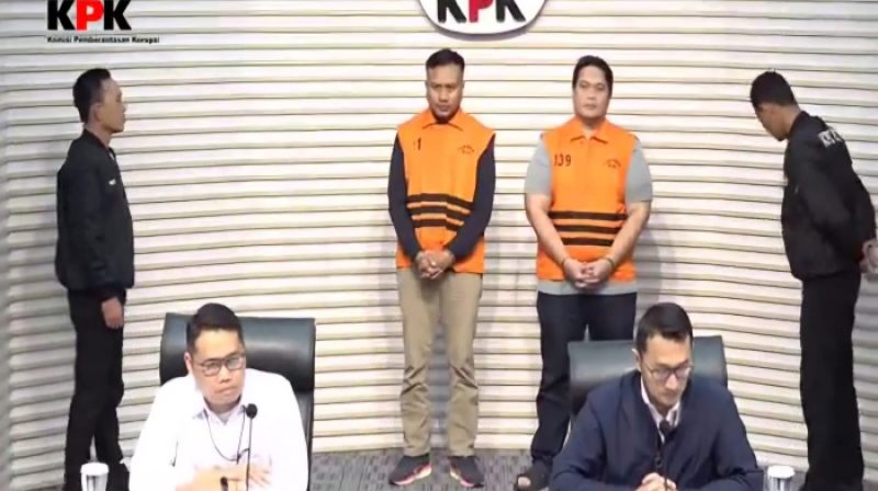 Plt Deputi Penindakan dan Eksekusi KPK Asep Guntur Rahayu didampingi Juru Bicara KPK Budi Prasetyo saat konferensi pers pengungkapan dugaan pemerasan Kajari Hulu Sungai Utara di Gedung Merah Putih KPK, Jakarta.