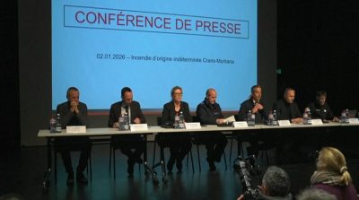 Para pejabat Swiss memberikan keterangan pers di Kota Sion mengenai penyelidikan kebakaran bar Le Constellation di Crans-Montana, Jumat (2/1/2026). Hadir antara lain Jaksa Agung Valais Beatrice Pilloud, Kepala Pemerintahan Lokal Mathias Reynard, dan sejumlah pejabat keamanan serta medis Valais.