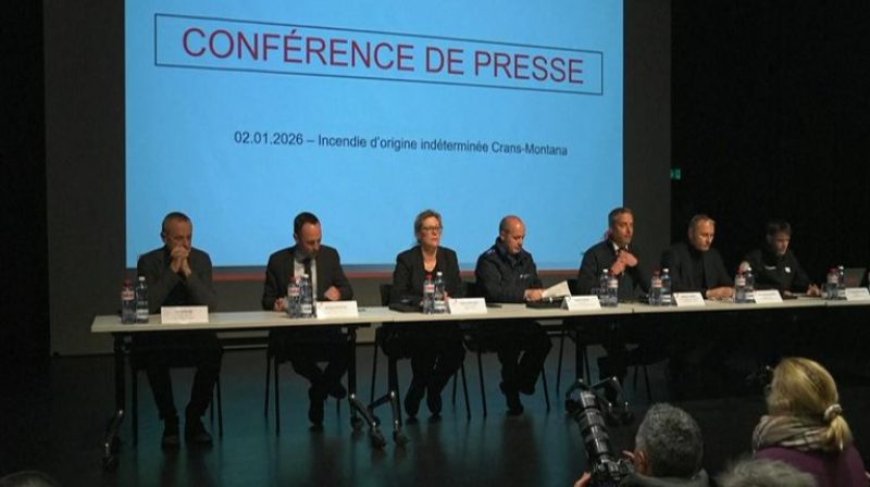 Para pejabat Swiss memberikan keterangan pers di Kota Sion mengenai penyelidikan kebakaran bar Le Constellation di Crans-Montana, Jumat (2/1/2026). Hadir antara lain Jaksa Agung Valais Beatrice Pilloud, Kepala Pemerintahan Lokal Mathias Reynard, dan sejumlah pejabat keamanan serta medis Valais.