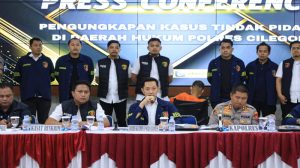 Konferensi pers Polda Banten, 5 Januari 2026, saat polisi memaparkan pengungkapan kasus pembunuhan anak politisi PKS di Kota Cilegon beserta penangkapan tersangka.