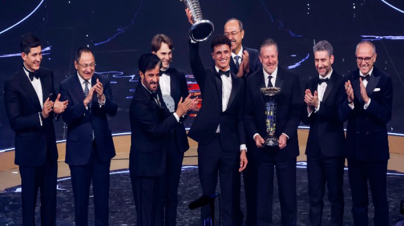 Lando Norris angkat trofi F1 2025