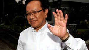 Mantan Direktur Pengolahan Pertamina Chrisna Damayanto meninggalkan Gedung Merah Putih KPK terkait kasus dugaan suap pengadaan katalis.