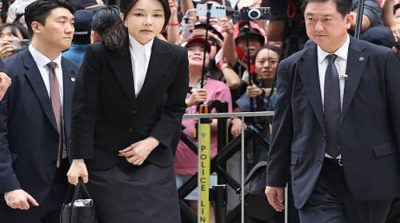 Mantan Ibu Negara Korea Selatan Kim Keon Hee tiba di kantor kejaksaan di Seoul untuk diperiksa atas dugaan suap dan penyalahgunaan kekuasaan.