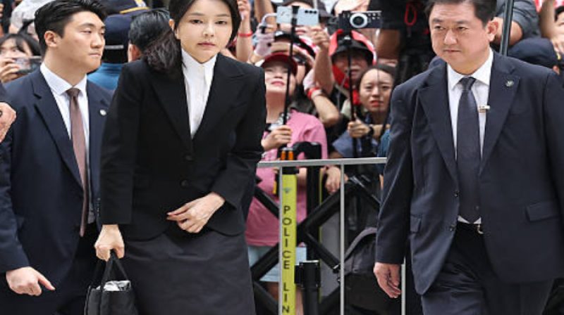Mantan Ibu Negara Korea Selatan Kim Keon Hee tiba di kantor kejaksaan di Seoul untuk diperiksa atas dugaan suap dan penyalahgunaan kekuasaan.