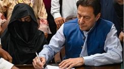Mantan Perdana Menteri Pakistan Imran Khan dan istrinya Bushra Bibi dijatuhi 17 tahun penjara atas kasus penipuan hadiah negara di Islamabad, Sabtu (20/12/2025).