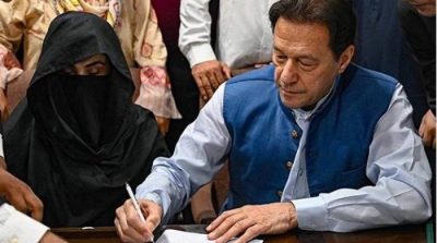 Mantan Perdana Menteri Pakistan Imran Khan dan istrinya Bushra Bibi dijatuhi 17 tahun penjara atas kasus penipuan hadiah negara di Islamabad, Sabtu (20/12/2025).