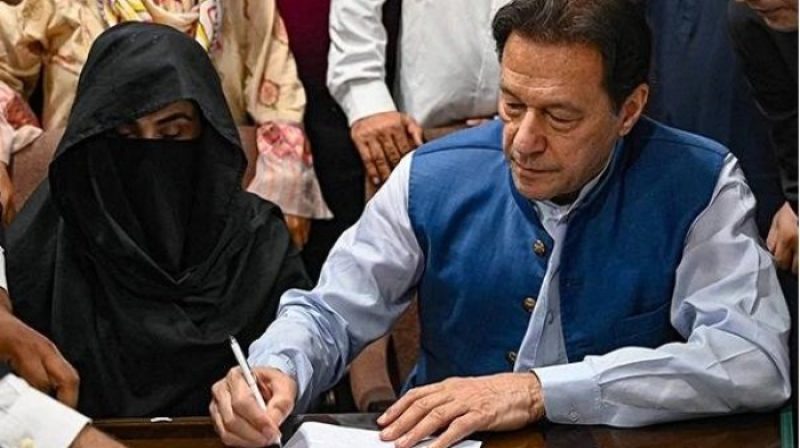 Mantan Perdana Menteri Pakistan Imran Khan dan istrinya Bushra Bibi dijatuhi 17 tahun penjara atas kasus penipuan hadiah negara di Islamabad, Sabtu (20/12/2025).