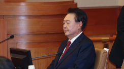 Mantan Presiden Korea Selatan Yoon Suk-yeol hadir dalam sidang pemakzulan di Mahkamah Konstitusional Korea Selatan, Seoul.