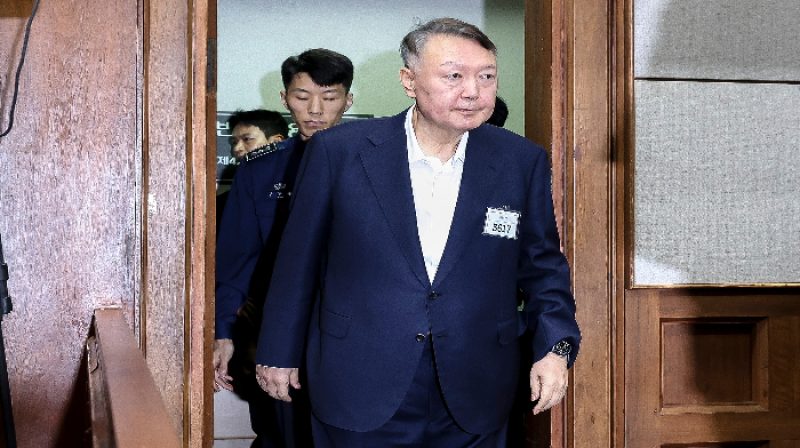 Mantan Presiden Korea Selatan Yoon Suk-yeol memasuki ruang sidang untuk menghadiri sidang kedua atas tuduhan terkait darurat militer di Seoul, Korea Selatan.