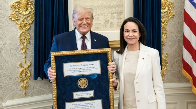 Maria Corina Machado menyerahkan secara simbolik Hadiah Nobel Perdamaian kepada Presiden Amerika Serikat Donald Trump dalam pertemuan di Washington DC terkait upaya mendorong transisi demokrasi Venezuela.