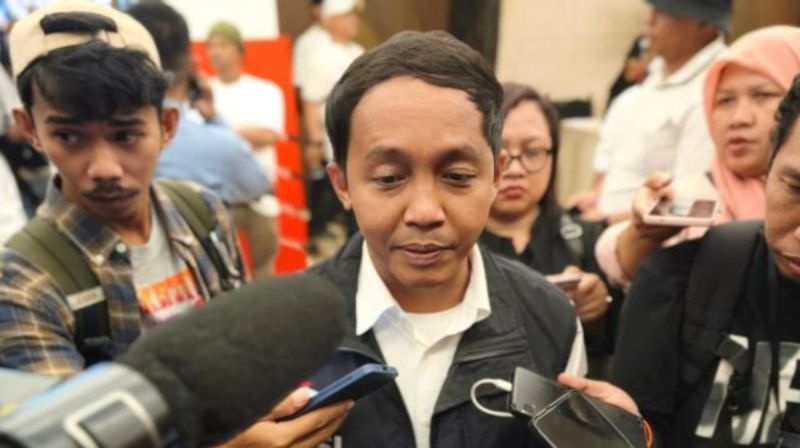 Menteri Kehutanan Raja Juli Antoni menjawab pertanyaan wartawan terkait pencabutan 22 izin PBPH di Sumatera Barat, Sumatera Utara, dan Aceh di Makassar.