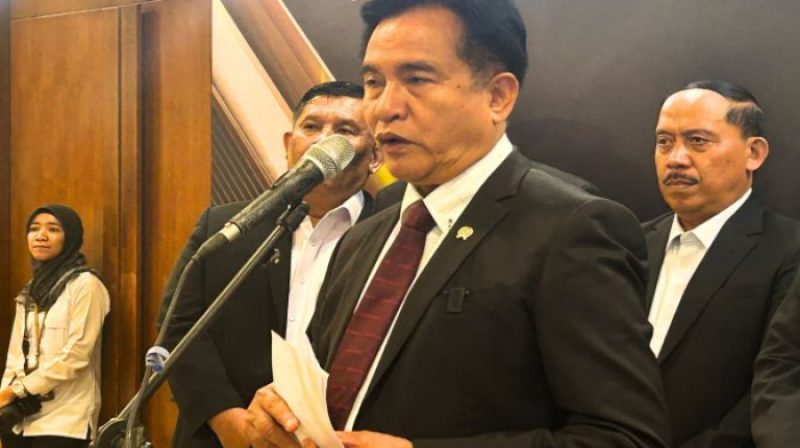 Menko Kumham Imipas Yusril Ihza Mahendra memberikan keterangan pers tentang penyusunan PP baru yang akan mengatur penugasan anggota Polri di luar struktur institusi.