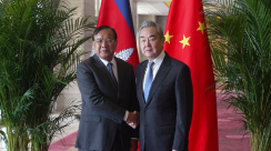 Menlu China Wang Yi dan Menlu Kamboja Prak Sokhonn berjabat tangan usai pertemuan di Yuxi, Provinsi Yunnan, China.